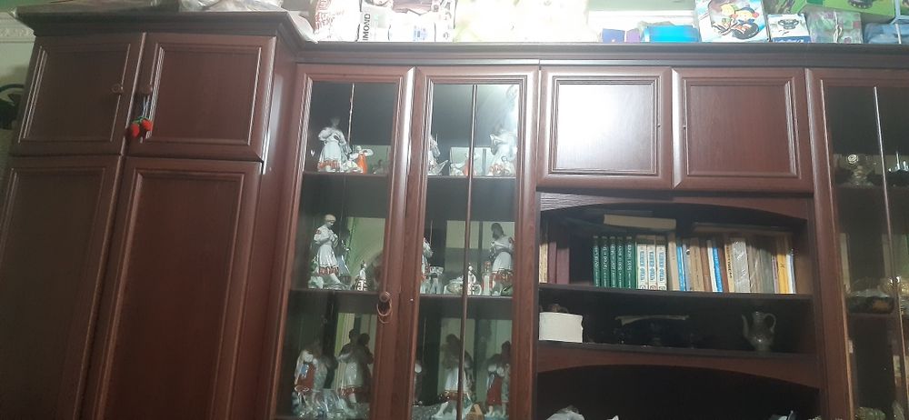 Стенка срочно сотилади