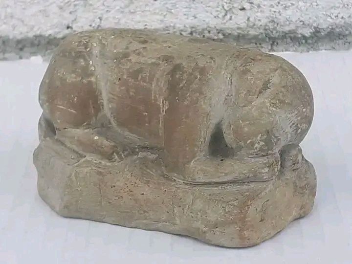 Figurină sculptată în piatră.