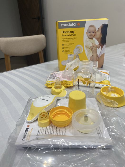 Молокоотсос ручной Medela Harmony Essentials, комплект