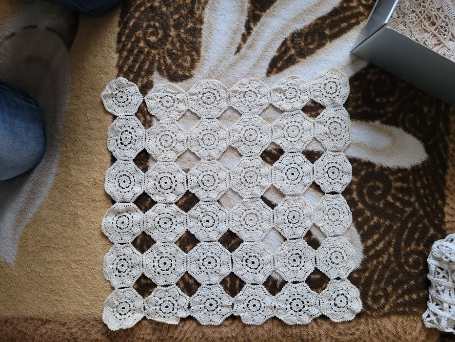 Vând fețe de masă și mileuri lucrate manual