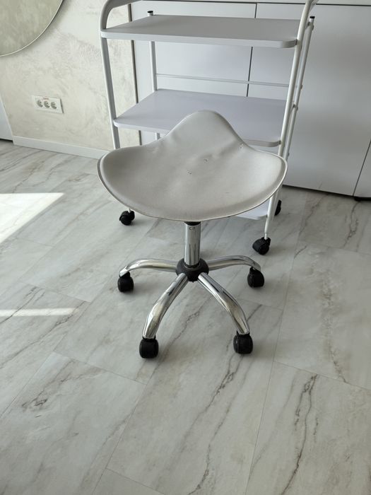 Masa si scaun pentru salon