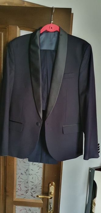 Costum negru cu guler lucios, marimea 48