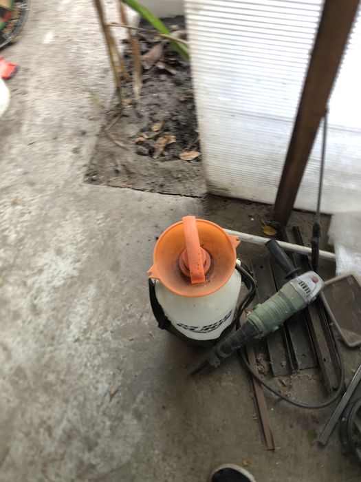 Vand diferite lucruri care nu le mai folosesc