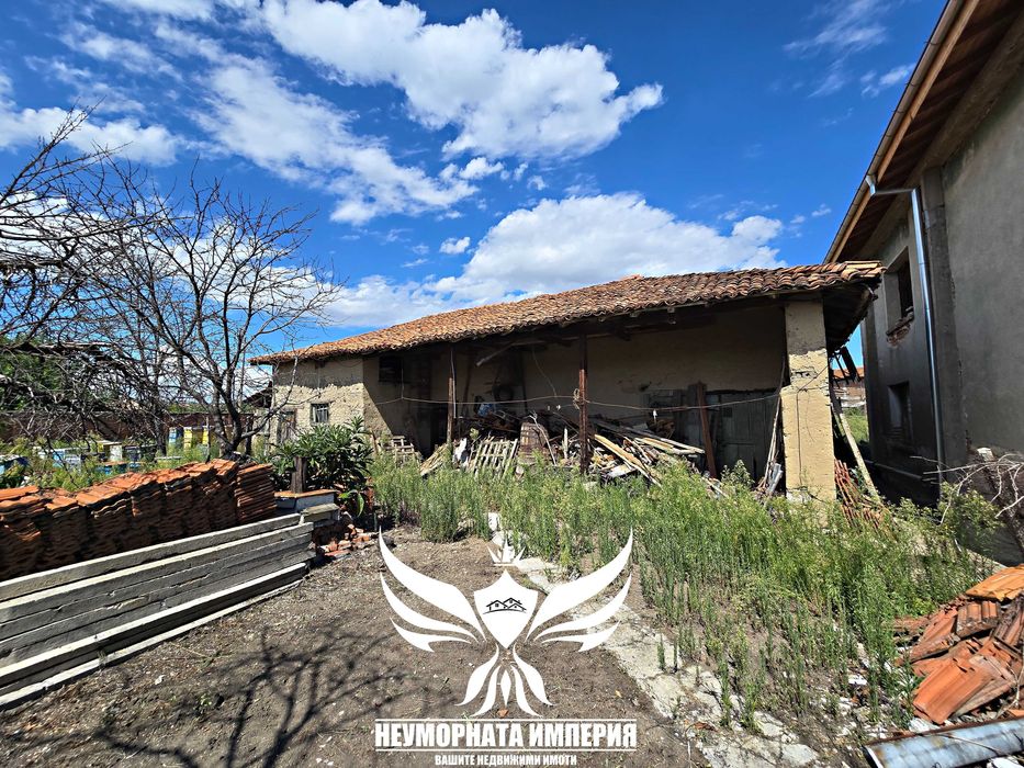 Продавам двуетажна къща с постройки 320РЗП с 1600кв двор село Ахматово