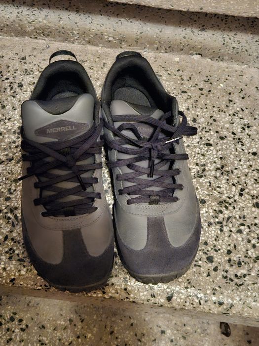 Лот от маратонки маркови