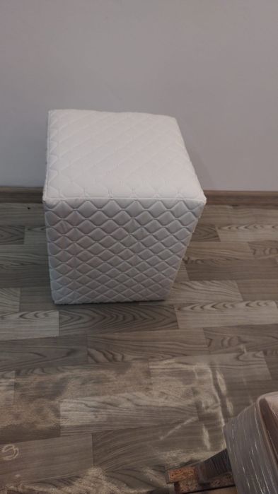 Taburet tapițat din piele albă
