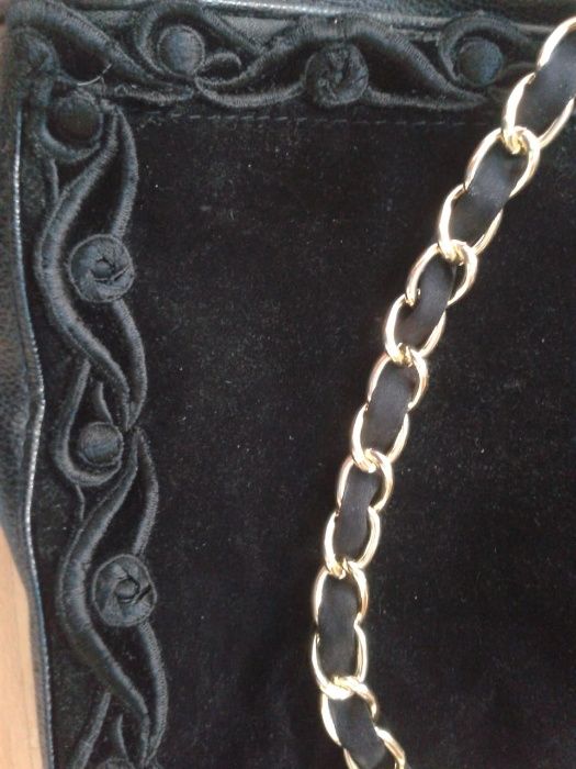 Намалена - Елегантна дамска чанта с черен велур и декорация в златисто