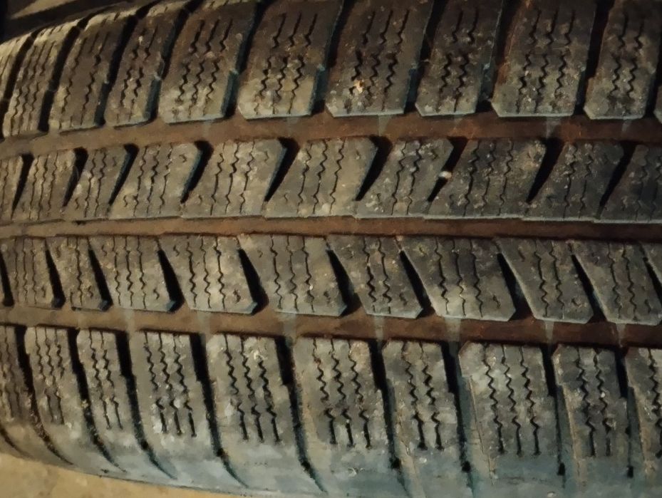 Продавам две зимни гуми с джантите.