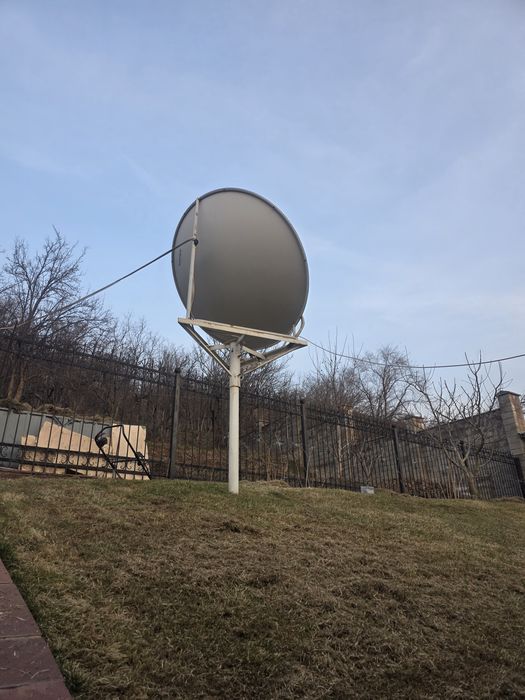 Спутниковая антенна с основанием.