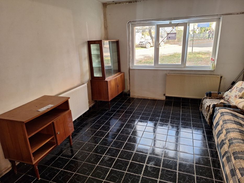 Vând apartament 2 camere, decomandat, parter