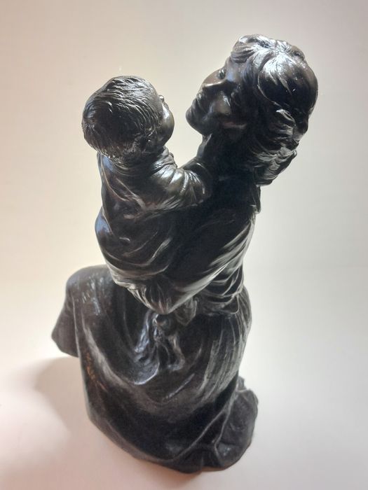 Statuetă semnată