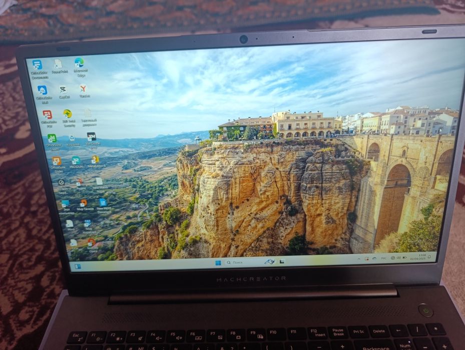 Noutbuk MACHCREATOR.  One i5