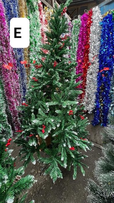 Продам новогодние елки и игрушки.