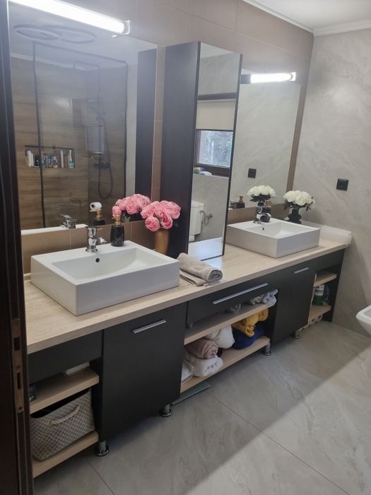Mobilier baie cu toate incluse ,lavoare si baterii