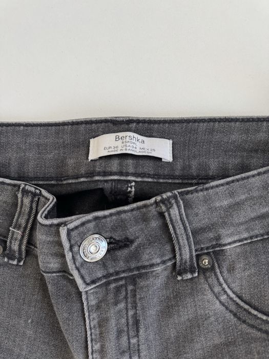 Blugi gri inchis Bershka