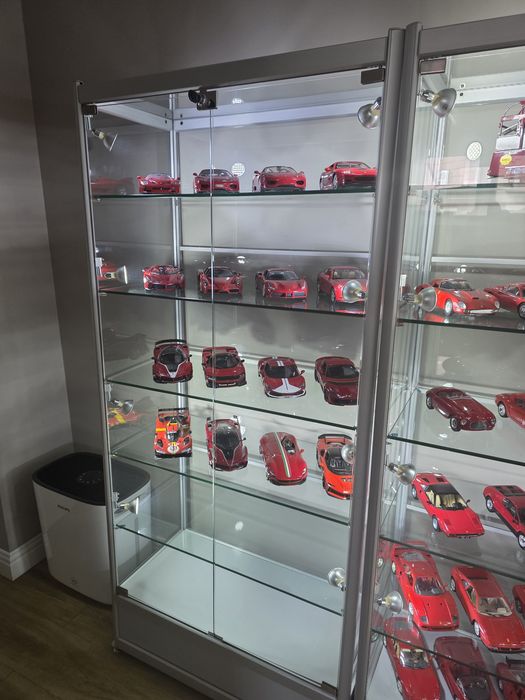 Vand colectie 48 buc machete Ferrari scara  1:18
