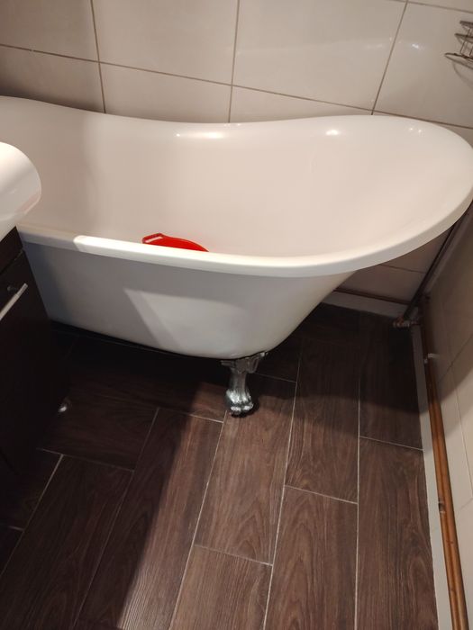 Vând cadă de apartament  super întreținută.