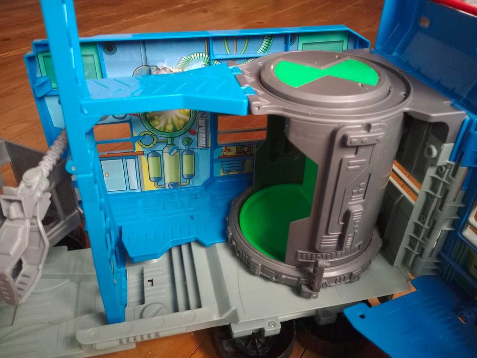 BEN10 / Бен Тен Каравана, ръкавица, самолет и фигурки