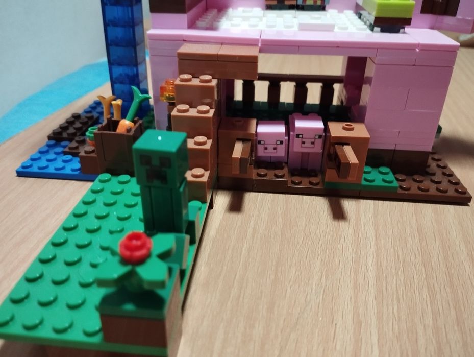 Конструктор LEGO Minecraft Дом-свинья 21170