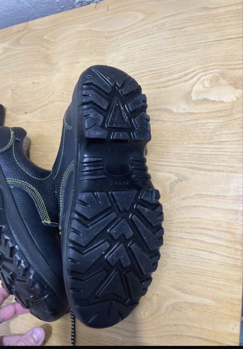 Adidasi cu bombeu de fier 43