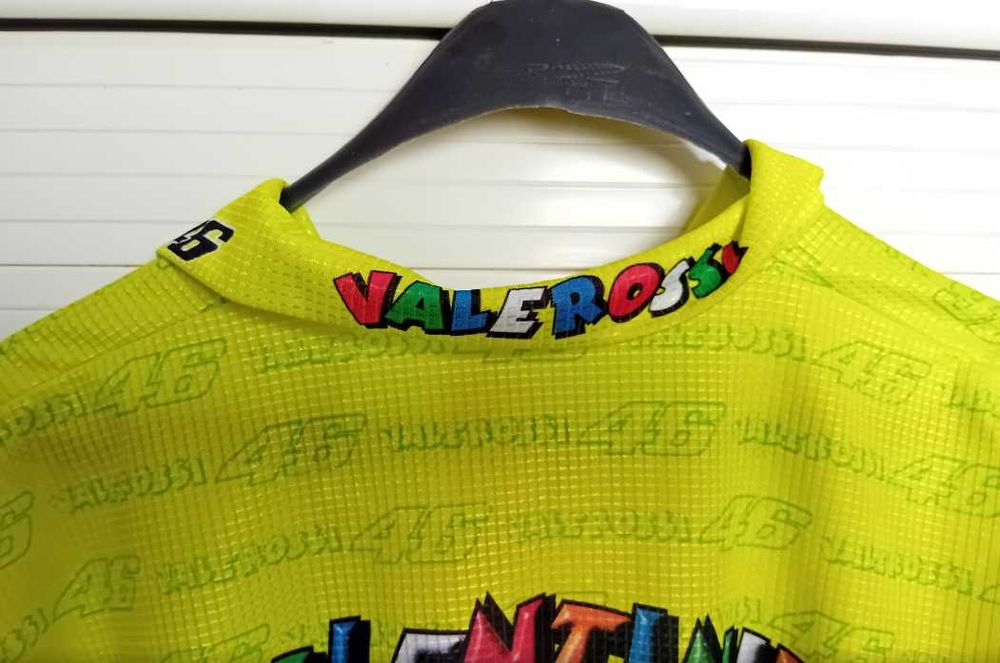 Уникална тениска на Валентино Роси