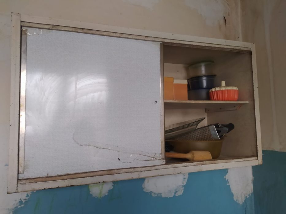 Шкафы, столы, стулья.