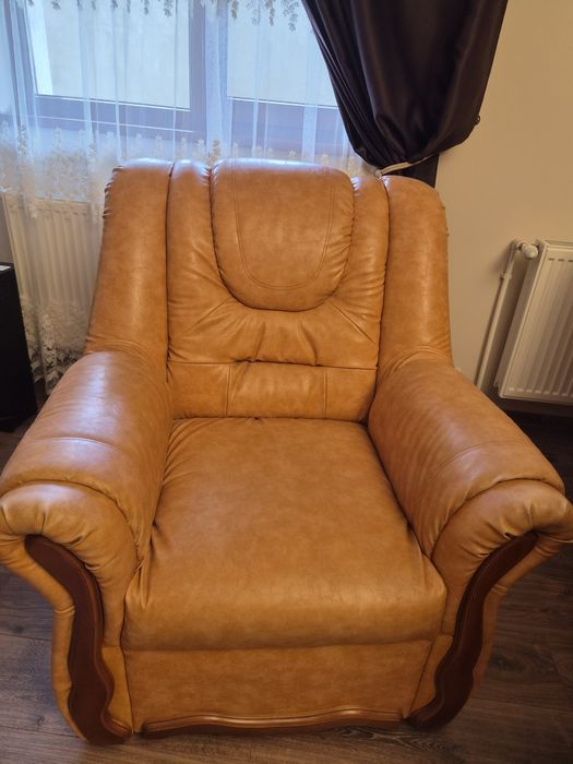 Vând canapea extensibila cu 2 fotolii în stare buna