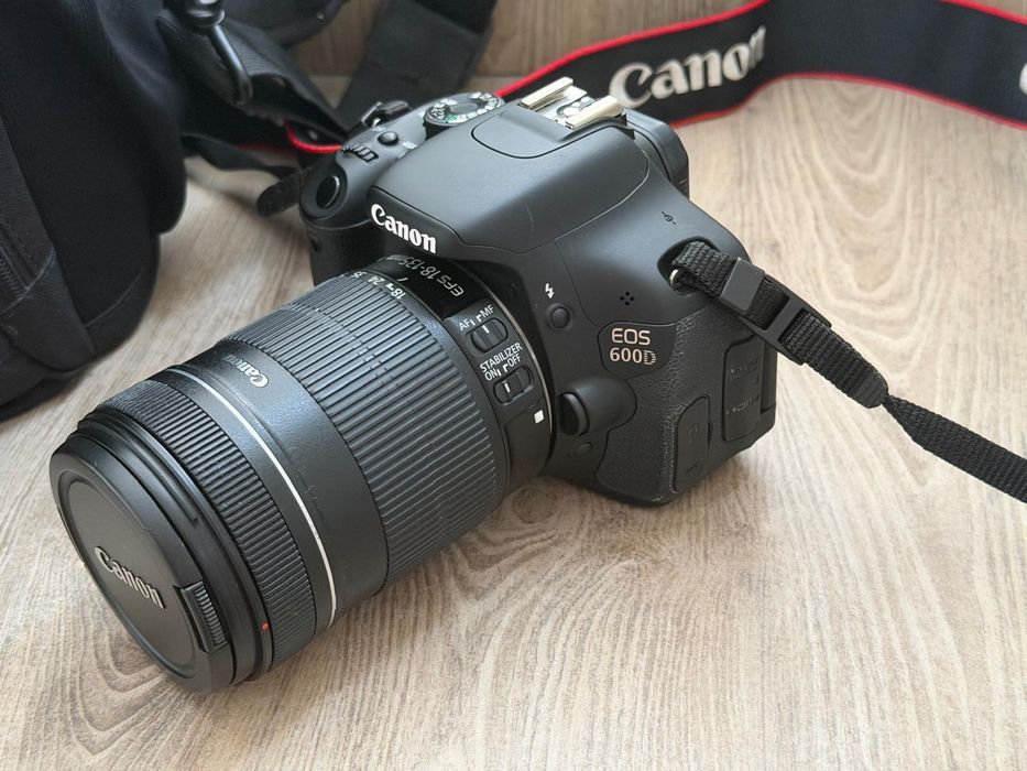 Canon EOS 600D + obiectiv Canon EF-S 18-135mm IS + geantă Lowepro