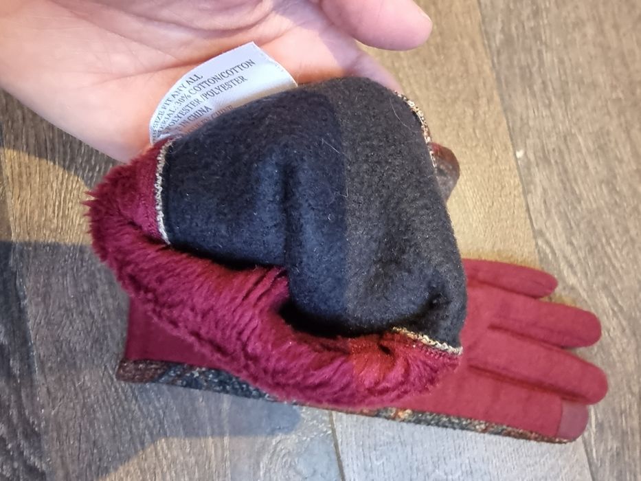 Дамски ръкавици в червен цвят с мотиви