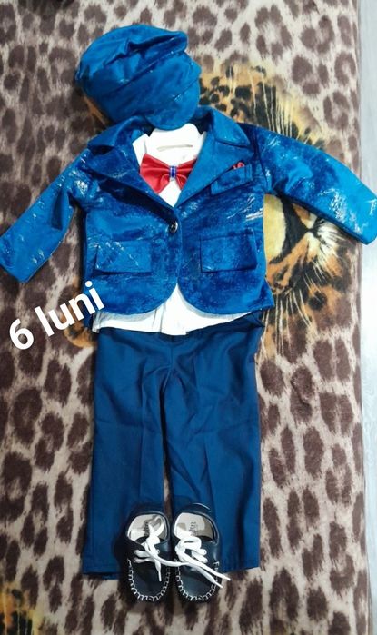 Vînd 2 costumase 3/6 luni