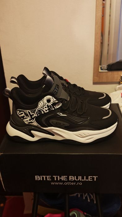 Adidasi Otter Bite the Bullet noi