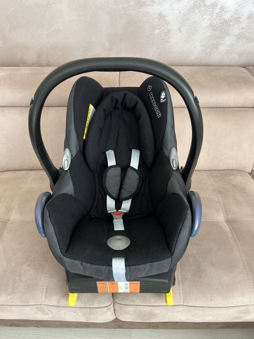 Maxi-Cosi CabrioFix + ISOFIX база EasyFix кошче за новородено– много запазено