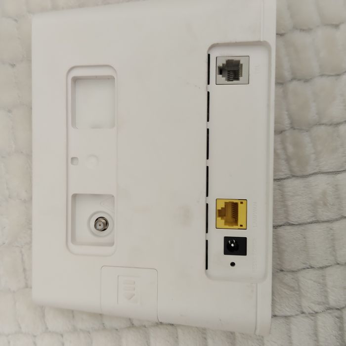 Router Huawei cu SIM 4G DEFECT