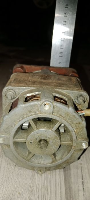 Электр мотор промышленный работает