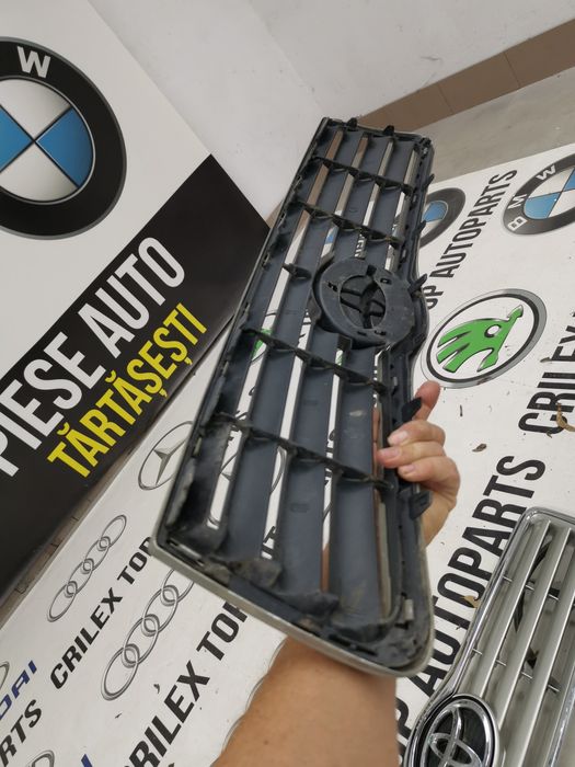 Grila centrala radioator toyota avensis 2005/2004/2006