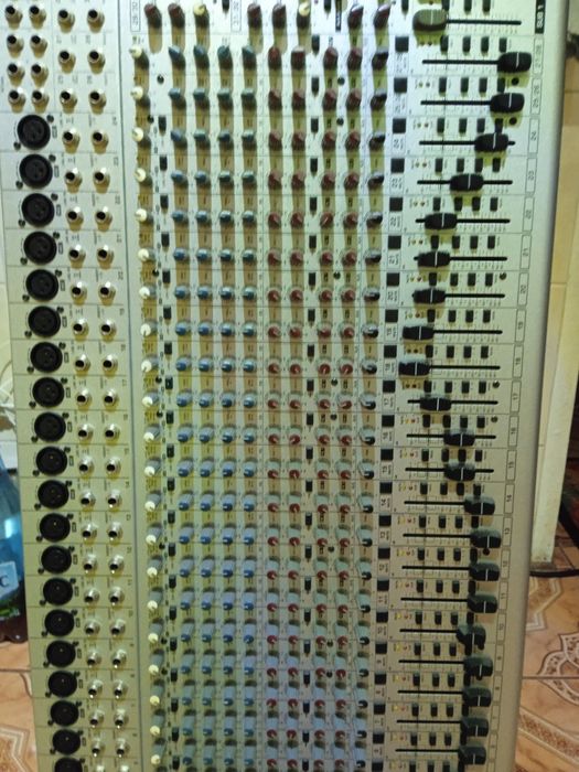 Mixer Beringer profesional 24 canale