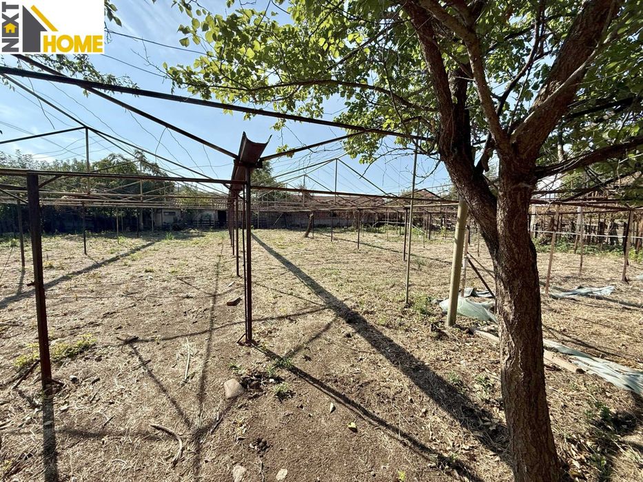 Две къщи с гараж, голям двор и стопански постройки с. Козаново