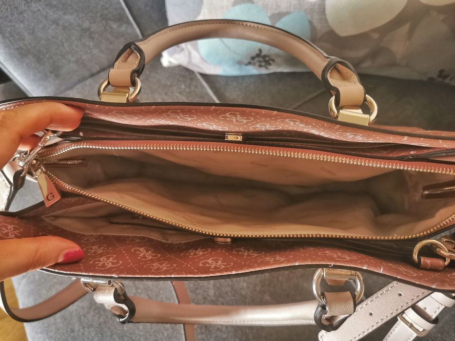 Чанта на Guess..