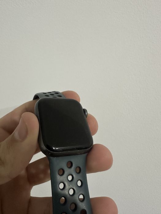 Vând appel watch seria 4 pentru piese