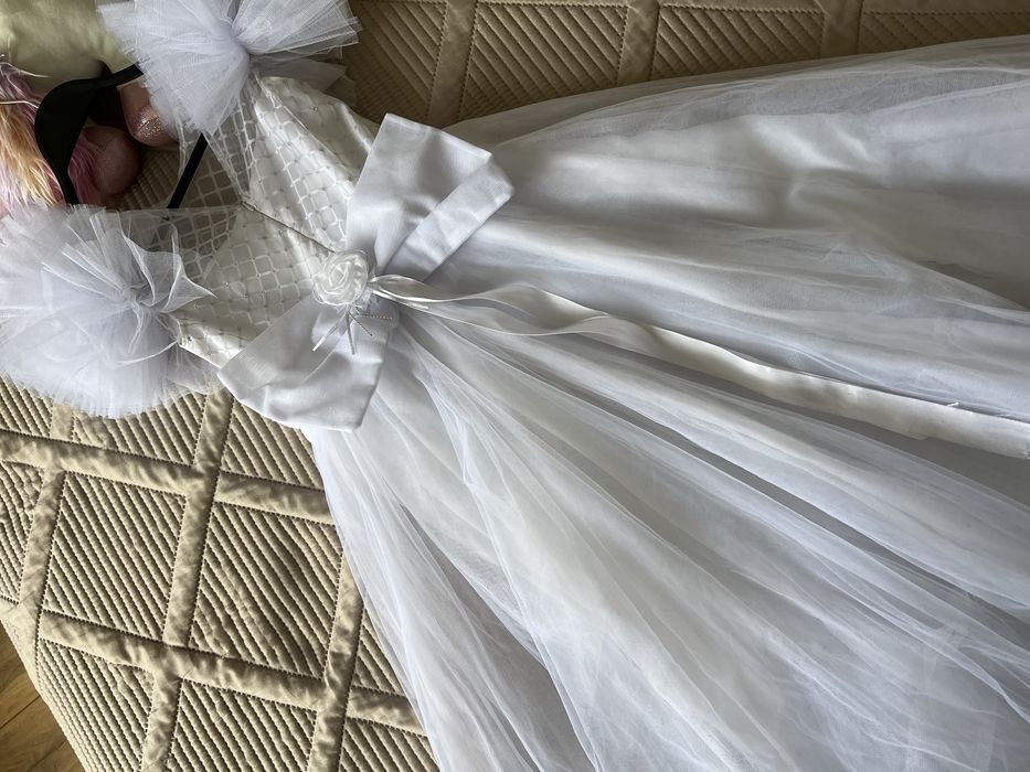 Продам белые платья