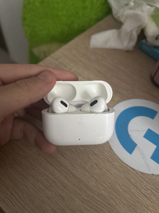 Casti airpods folosite de 5-6 ori