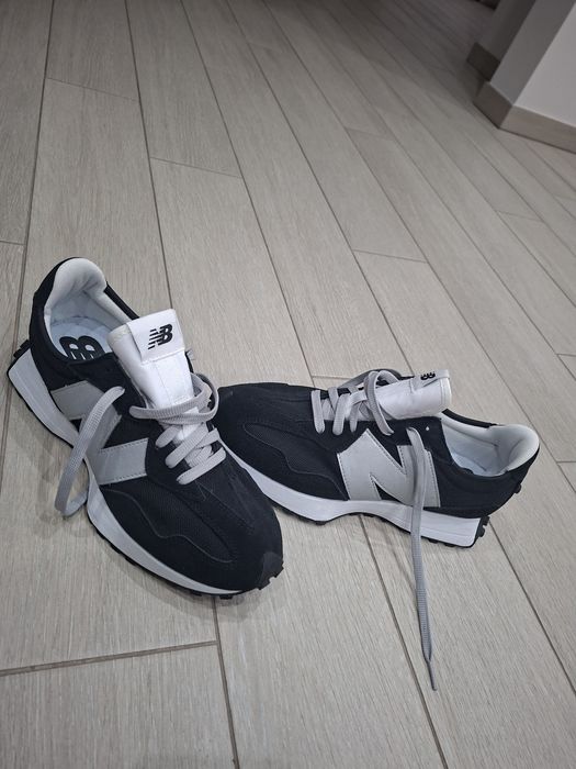 Vând o pereche de sneakerși New Balance 327