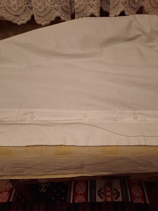 Fata de perna alba din bumbac cu broderie sparta.