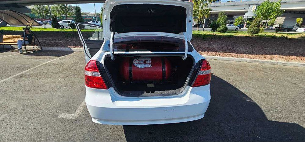 Nexia 3 белый с метаном