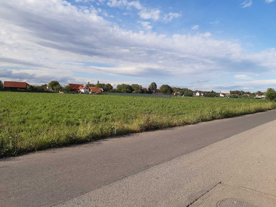 Vand teren intravilan construibil toate utilitatile la drum asfaltat central Lunca Calnicului - Brasov
