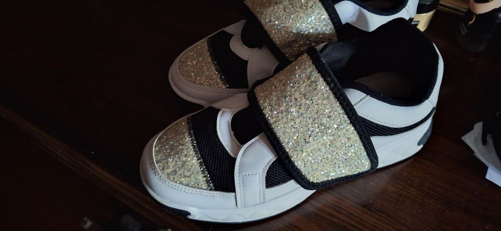 Продам женские кроссовки