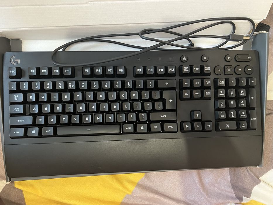 Геймърска клавиатура Logitech G213 Prodigy