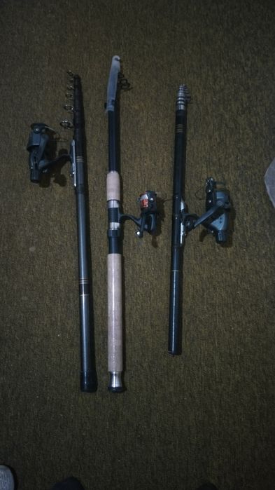 Карбоновые удочки с катушками.