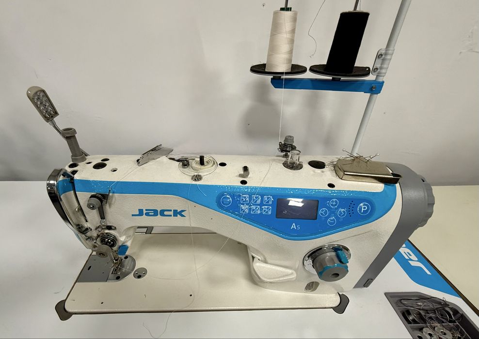 Mașină de cusut industrială JACK A5 / A5E cu masă – aproape nouă