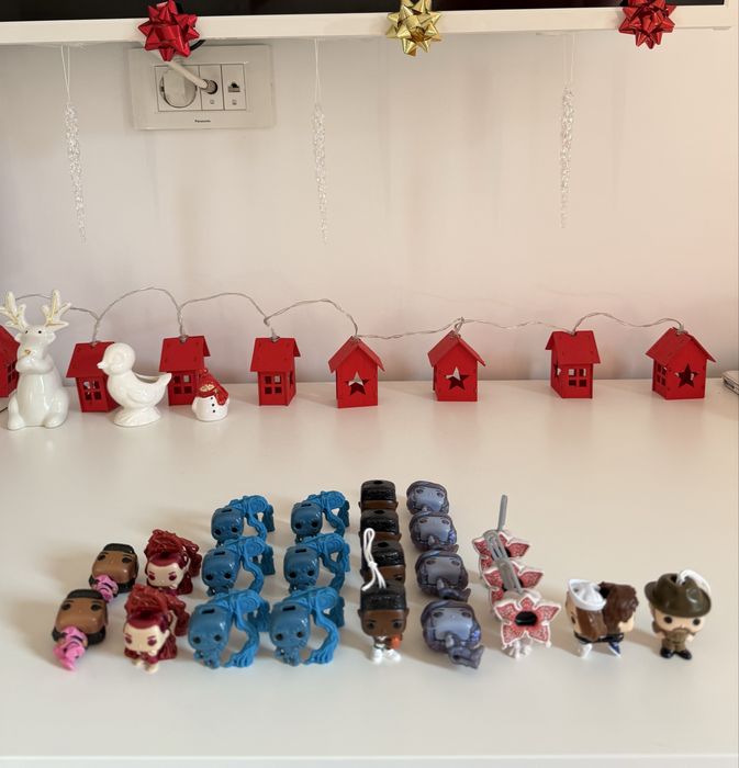 Vând figurine Kinder Joy Funko Stranger Things